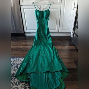 Stunning Sherri Hill gown maxi dress size 4 (2-4) satin emerald green